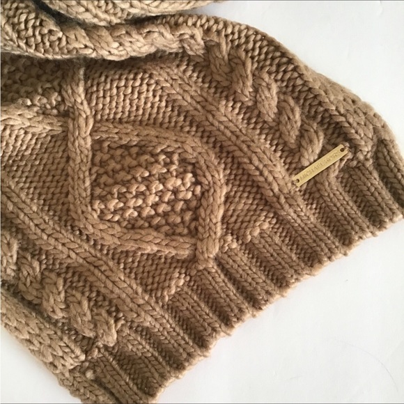MICHAEL KORS TAN COLORED CHUNKY KNIT SCARF - Picture 13 of 14